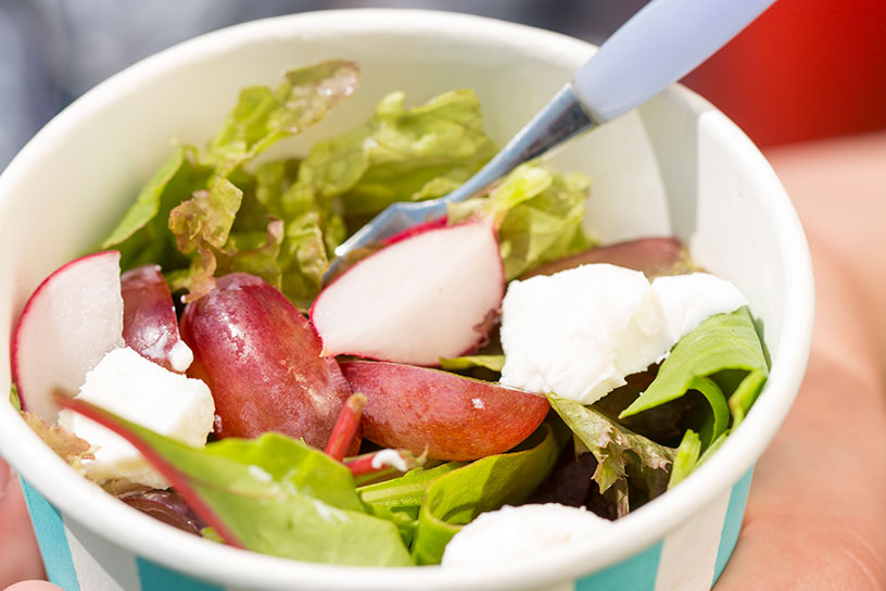 Frisse salade in een schaaltje met geitenkaas en radijs